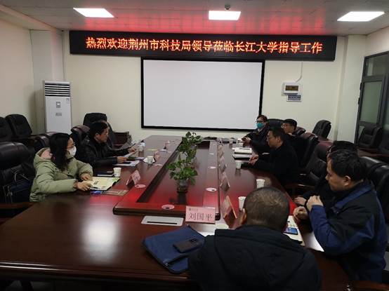 餐厅里的人们 描述已自动生成